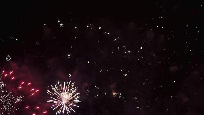 기념일 행복 컬러 백그라운드 크리스마스 하늘 불 추상 휴가 불꽃 새로움 기념 이벤트 사람없음 컬러풀 노란색 파티 축제 어둠 흰색 축하 4 야간 폭발 연도 쇼 7월 독립 4K MP4 해외동영상 클립영상 자연요소 감정 컨셉 무늬 숫자 날짜 동영상 파일형식