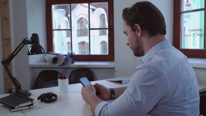 주간 백인 1 라이프스타일 남자 인터넷 통신 창문 모바일 수염 아파트 주택 실내 한명 사람 앉기 성인 내부 옆모습 스마트폰 핸드폰 사무실 디지털 잡기 작업 비즈니스맨 메시지 플랫 무선전화기 스마트 와이파이 온라인 문자메시지 채팅 힙스터 셀룰러 4G 4K MOV 해외동영상 클립영상 자연요소 서양인 패션 뷰포인트 컨셉 비즈니스 모션 IT 건물 생활 전자제품 스마트기기 직장인 전화기 무선인터넷 동영상 파일형식