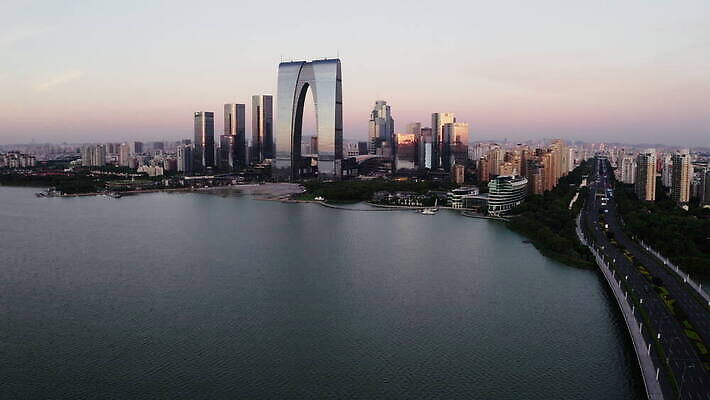 외관 아시아 도로 길 호수 비즈니스 건축양식 교통시설 하늘 아침 안테나 풍경 사람없음 건물 도시풍경 일출 고층빌딩 중국 도시 센터 도심 큼 대문 상업 지역 동쪽 스카이라인 개발 랜드마크 4K MOV 해외동영상 클립영상 주간 건축물 건축 나라 교통 통신 빌딩 문 노을 크기 방향 시설 동영상 파일형식