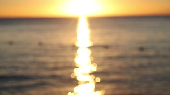 물결 모래 파도 바다 섬 여행 백그라운드 패턴 모션 자연 하늘 표면 추상 휴가 풍경 사람없음 물 여름 파란색 빛 햇빛 태양 반사 수중 수영 침묵 젖음 흰색 만 투명 액체 질감 내추럴 깊이 이국적 터키석 4K MP4 해외동영상 클립영상 자연요소 계절 컬러 무늬 소리 수상스포츠 보석 생태계 동영상 파일형식