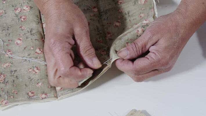 백인 디자인 여자 패턴 미술 사람 장식 컬러풀 유행 침묵 수확 직물 바늘 실 바느질 천 향수 질감 바쁨 마무리 방법 퀼트 4K MP4 해외동영상 클립영상 서양인 컬러 무늬 농업 문화예술 소리 화장품 도구 동영상 파일형식