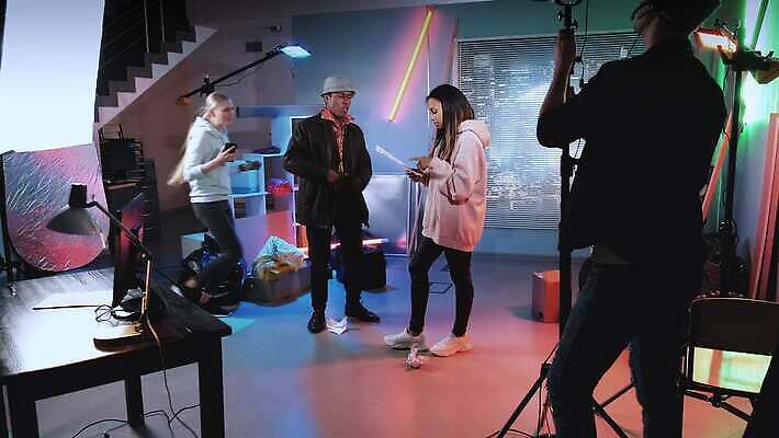 직업 캐릭터 별 실내 여러명 장식 빛 스마트폰 세트 카메라 장비 분노 배우 셀프카메라 발사 승무원 필름 영화 장면 다인종 동영상 책임자 반사경 프로듀서 4K MOV 해외동영상 슬로모션 클립영상 자연요소 감정 다수 문화예술 촬영기법 사람 인종 내부 전자제품 핸드폰 스마트기기 사진촬영 연예인 파일형식