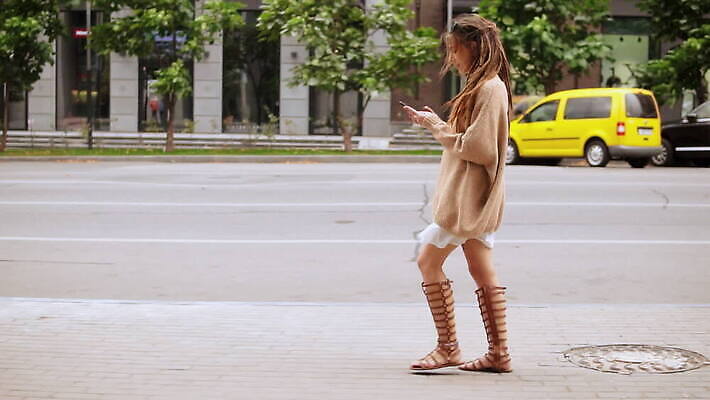 백인 모델 라이프스타일 여자 감정 백그라운드 모션 모바일 거리 세포 한명 미소 사람 20대 야외 건물 10대 여름 스마트폰 청춘 도시풍경 금발 유행 가을 도시 메시지 스웨터 신분 타운 느림 채팅 성인여자만 힙스터 밀레니얼 MOV 해외동영상 슬로모션 클립영상 서양인 1 헤어스타일 건축물 계절 패션 컨셉 상의 청소년 촬영기법 표정 풍경 청년 생활 경제 핸드폰 스마트기기 동영상 여자만 성인만 파일형식