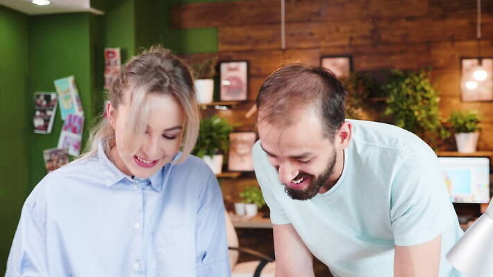 백인 라이프스타일 여자 남자 회사 비즈니스 사업가 아이디어 직장 실내 말하기 대화 선물 사람 성인 컴퓨터 사무실 업무 비즈니스맨 비즈니스우먼 계획 대표 토론 경영자 쇼 마케팅 프로젝트 브레인스토밍 4K MOV 해외동영상 클립영상 서양인 직업 컨셉 모션 내부 생활 전자제품 작업 직장인 리더 동영상 파일형식