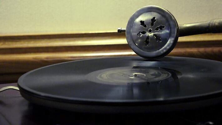 디자인 음악 백그라운드 놀이 손잡이 미술 사람없음 목재 상자 금속 확성기 소리 듣기 장비 수확 골동품 기구 춤 고리 역사 시장 클래식 향수 오브젝트 복고 오디오 축음기 비닐 턴테이블 고물 구식 깔대기 되감기 옛날 조작 플레이어 스타일 4K MP4 해외동영상 클립영상 나무 음향기기 컨셉 농업 재료 모션 재질 문화예술 전자제품 화장품 동영상 파일형식