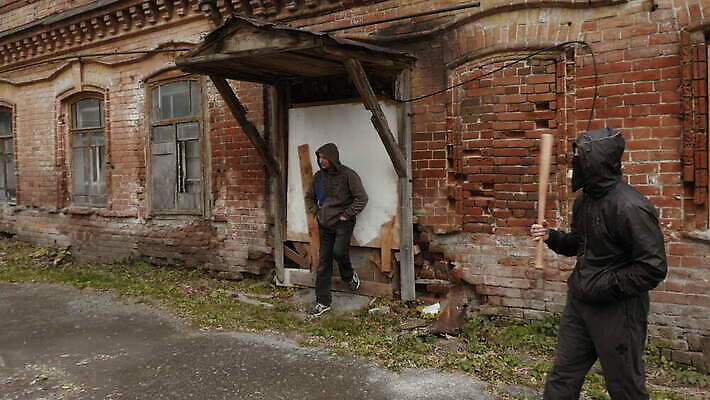 남자 감정 무기 2 거리 함께함 가면 사람 야외 두명 건물 친구 검은색 힘 주먹 우정 분노 도시 폭력 기다림 범죄 위험 공격 박쥐 깡패 나쁜 공격적 4K 락다운 MOV 해외동영상 클립영상 건축물 컬러 컨셉 포유류 관계 모션 사회이슈 동영상 파일형식