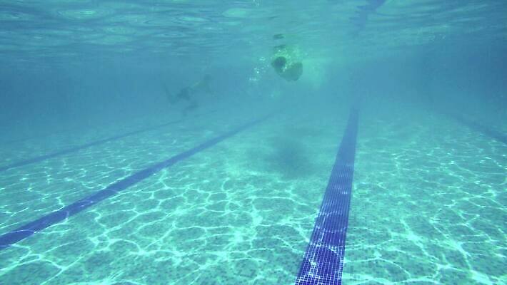 직업 1 남자 길 스포츠 포즈 모션 고글 수영장 기술 건강 한명 사람 성인 물 파란색 수중 수영 경쟁 활발 결심 당구 역동적 노력 수영선수 기어가기 타격 프리스타일 4K MP4 해외동영상 클립영상 자연요소 컬러 컨셉 운동선수 구기 수상스포츠 동영상 파일형식