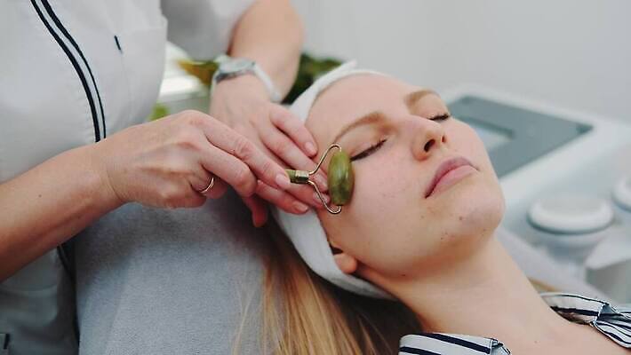 여자 행복 얼굴 휴식 건강 관리 한명 사람 뷰티 상점 스파 마사지 닫기 미용사 피부 피부관리 내추럴 4K MOV 해외동영상 클립영상 직업 1 감정 컨셉 모션 신체부위 동영상 파일형식