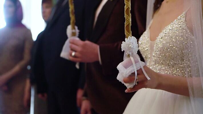 백인 전통 커플 드레스 여자 남자 종교 신랑 결혼 신혼부부 결혼식 함께함 실내 사랑 사람 귀여움 낭만 흰색 축하 가운 황금 우아함 성직자 통로 신성 약혼 천국 신앙심 제단 MOV 해외동영상 클립영상 서양인 부부 옷 감정 컬러 컨셉 관계 이벤트 내부 약속 신혼 동영상 파일형식