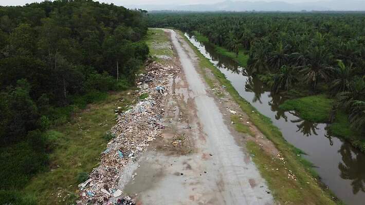 나무 가방 자연 사람없음 야외 목재 환경 재활용 손상 농촌 오픈 오염 지저분함 쓰레기 폐기물 플라스틱 버리기 환경보전 문제 흙더미 고물상 불법 생태학 처리 4K MOV 해외동영상 클립영상 식물 잡화 교육 컨셉 재료 모션 재질 흙 시골 감각 범죄 사회이슈 친환경 생태계 동영상 파일형식 더미