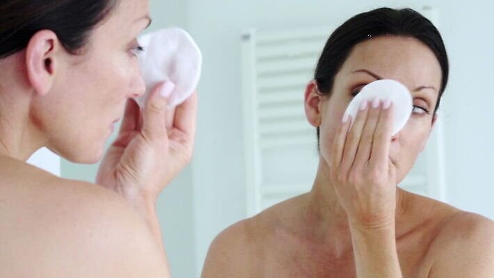 백인 라이프스타일 웰빙 여자 40대 중년 갈색머리 실내 한명 일상 위생용품 화장품 거울 스페인 청소 미녀 바디케어 위생관리 혼혈 남유럽 4K MOV 해외동영상 클립영상 서양인 1 헤어스타일 유럽 생활용품 관리 사람 성인 내부 라이프 생활 뷰티 미인 다문화 동영상 파일형식