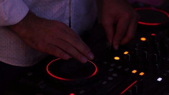 직업 라이프스타일 음악 음향기기 백그라운드 탁자 관리 손잡이 사람없음 빛 파티 소리 음악가 장비 무대 춤 디스크 판넬 분위기 역 혼합 믹서 DJ 클럽 디스코 전자 쇼 오디오 위로 마이애미 뮤지컬 제어 플레이어 유흥 MP4 해외동영상 클립영상 가구 컨셉 교통시설 문화예술 이벤트 생활 전자제품 질병 동영상 파일형식