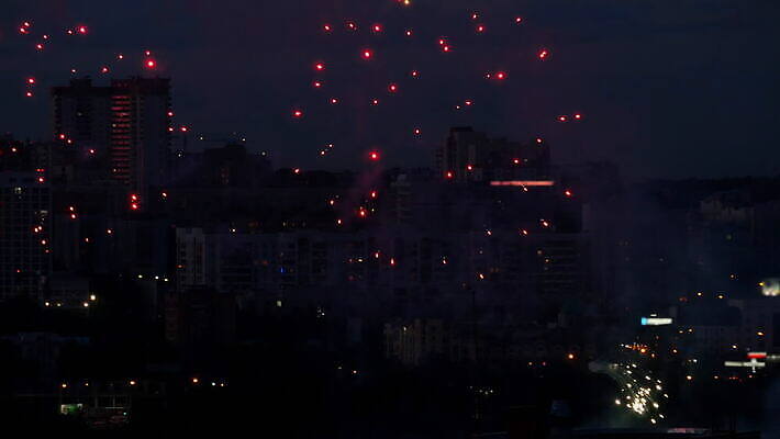 행복 컬러 백그라운드 하늘 불 추상 휴가 불꽃 기념 폭죽 미술 이벤트 사람없음 빨간색 빛 컬러풀 파티 축제 어둠 축하 야간 폭발 7월 4K MOV 해외동영상 클립영상 자연요소 감정 컨셉 무늬 문화예술 날짜 동영상 파일형식