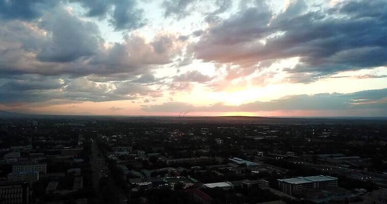 나무 구름 도로 분홍색 컬러 여행 백그라운드 오렌지 비즈니스 하늘 주택 안테나 파노라마 풍경 사람없음 빨간색 도시풍경 컬러풀 태양 노란색 일출 황혼 일몰 새벽 광선 도시 도심 야간 저녁 타운 스카이라인 랜드마크 카자흐스탄 4K 알마티 MP4 해외동영상 클립영상 자연요소 식물 아시아 길 과일 통신 교통시설 촬영기법 건물 노을 동영상 파일형식