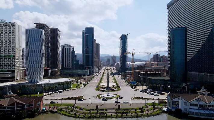외관 공원 도로 길 호수 바다 여행 건축양식 거리 파노라마 풍경 해변 사람없음 건물 여름 도시풍경 고층빌딩 산책로 도시 센터 도심 분수 휴양지 타운 스카이라인 드론 조지아 4K MOV 해외동영상 클립영상 건축물 계절 공공시설 건축 교통시설 촬영기법 빌딩 장소 동영상 동유럽 파일형식