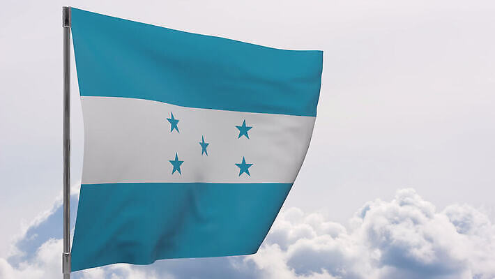 배너 물결 백그라운드 하늘 바람 사람없음 파란색 흰색 깃발 깃대 봉 애국심 온두라스 전국 4K MOV 해외동영상 클립영상 자연요소 컬러 날씨 중앙아메리카 동영상 파일형식