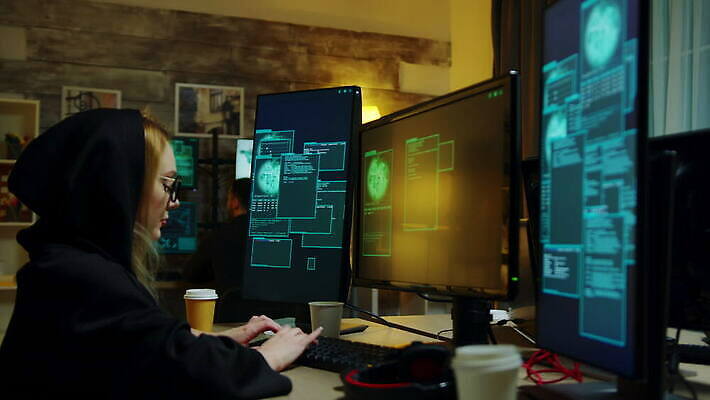 여자 인터넷 사람없음 컴퓨터 스크린 모니터 자료 웹 어둠 방 정보 타이핑 네트워크 조직 그룹 센터 바이러스 암호 공격 비밀 사이버 보안 시스템 해킹 해커 깊이 데이터베이스 서버 소프트웨어 악성코드 정부 4K MOV 해외동영상 클립영상 컨셉 모션 안전 사람 전자제품 범죄 동영상 파일형식