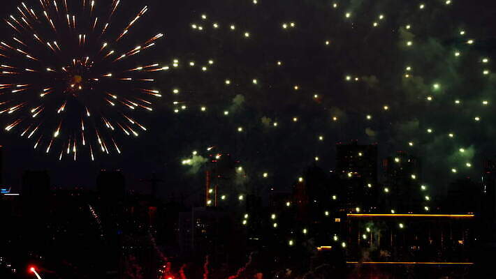 기념일 여행 백그라운드 하늘 불 휴가 불꽃 기념 폭죽 불꽃놀이 이벤트 사람없음 빨간색 물 빛 강 컬러풀 파티 축제 기쁨 축하 도시 야간 저녁 쇼 경례 스카이라인 광 크리스마스이브 4K MOV 해외동영상 클립영상 자연요소 감정 컬러 컨셉 크리스마스 놀이 인사 동영상 파일형식