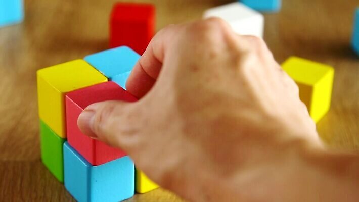 모양 손 어린이 컬러 백그라운드 컨셉 놀이 벽돌 사람없음 목재 컬러풀 장난감 쌓기 탑 블록 도전 게임 큐브 오브젝트 정사각형 개발 4K MP4 해외동영상 루빅큐브 클립영상 도형 나무 건축물 재료 모션 사람 신체부위 동영상 파일형식