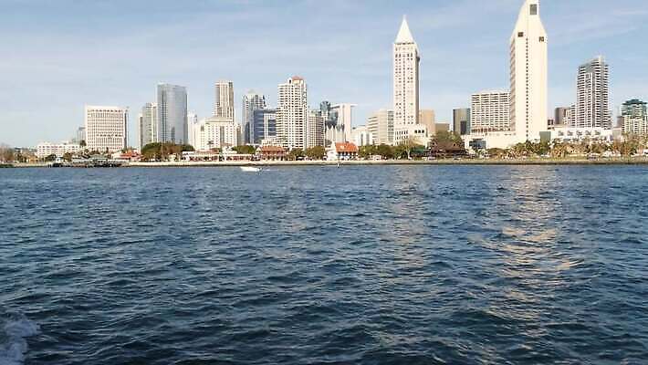 바다 요트 건축양식 바람 파노라마 사람없음 건물 파란색 관광지 도시풍경 탑 항구 고층빌딩 미국 도시 만 보트 수면 도심 캘리포니아 태평양 방문 구역 산티아고 선박 수평선 4K MP4 해외동영상 클립영상 자연요소 건축물 건축 컬러 여행 수상교통 북아메리카 배_교통 교통시설 날씨 촬영기법 풍경 빌딩 물 동영상 파일형식