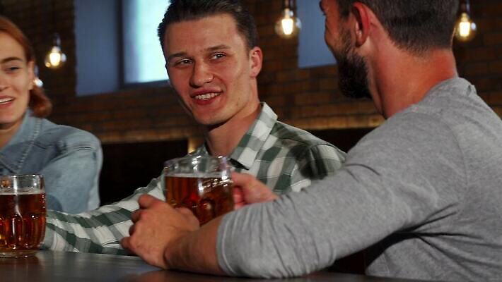 라이프스타일 남자 행복 감정 음료 통신 맥주 함께함 실내 사람 이벤트 세명 친구 청춘 파티 축제 우정 기쁨 모임 축하 표현 알코올 바 그룹 만취 클럽 긍정 토스트 주말 아일랜드 양조 양조장 총각 유흥 4K MOV 해외동영상 클립영상 유럽 빵 컨셉 관계 주류 내부 생활 동영상 술취함 파일형식