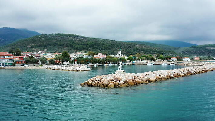 바다 여행 요트 낚시 안테나 풍경 사람없음 물 파란색 컬러풀 항구 산책로 만 보트 역사 재산 숲 땅 그림 포트 타운 동쪽 나루 드론 옛날 4K MOV 해외동영상 클립영상 자연요소 길 컬러 배_교통 통신 교통시설 레저 금융 도시 방향 동영상 파일형식