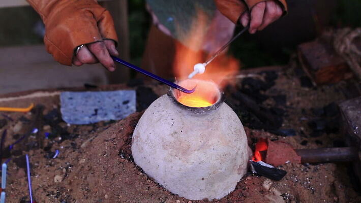 모양 전통 손 문화 유리 불 불꽃 노동자 미술 동양인 사람없음 장식 노란색 장비 과학기술 수확 공구 녹음 손전등 업무 뜨거움 복고 만들기 예술가 온도 광 방법 용광로 조작 핸드메이드 MOV 해외동영상 클립영상 자연요소 직업 컬러 농업 모션 재질 문화예술 조명 기술 인종 신체부위 도구 기록 작업 동영상 파일형식