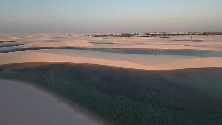 공원 호수 모래 여행 자연 하늘 건조 파노라마 국립공원 사람없음 가로 초록색 물 파란색 태양 여행객 평화 미국 일몰 사막 흰색 남아메리카 모래언덕 호기심 브라질 남쪽 석호 내추럴 항공촬영 랜드마크 오아시스 전국 브라질사람 4K MOV 해외동영상 클립영상 자연요소 공공시설 감정 뷰포인트 컬러 컨셉 북아메리카 촬영기법 아메리카 사람 노을 방향 언덕 생태계 동영상 파일형식