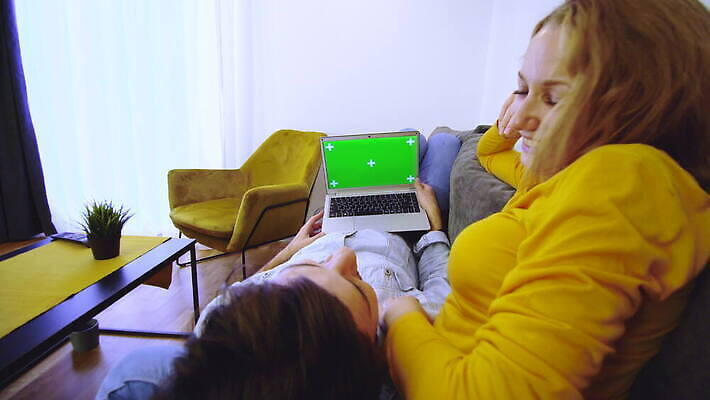 백인 라이프스타일 커플 여자 남자 행복 결혼 2 거실 관계 포옹 아파트 주택 함께함 실내 대화 사랑 미소 사람 소년 성인 두명 친구 노트북 소파 방 플랫 무릎 리빙 거짓말 4K MOV 해외동영상 클립영상 서양인 감정 어린이 컨셉 의자 안기 표정 말하기 이벤트 내부 건물 생활 신체부위 전자제품 동영상 파일형식