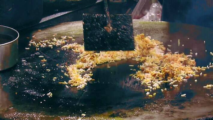 전통 접시 백그라운드 밥 육류 요리 동양인 사람없음 식당 식사 저녁식사 치킨 튀김 흰색 중앙 맛 정상 인도인 향신료 매움 서빙 머리위 카레 동쪽 양고기 요거트 점심식사 라마단 스타일링 아랍어 파키스탄 맛있는 MOV 해외동영상 클립영상 외국인 식기 아시아 음식 컬러 컨셉 식재료 유제품 인종 상점 방향 동영상 닭고기요리 향미료 파일형식