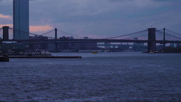 바다 건축양식 사람없음 건물 물 도시풍경 고층빌딩 미국 도시 만 저녁 뉴욕 스카이라인 맨해튼 브루클린 4K MOV 해외동영상 클립영상 자연요소 건축물 건축 북아메리카 풍경 빌딩 야간 동영상 파일형식