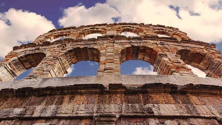 외관 문화 여행 건축양식 하늘 사람없음 건물 파란색 빛 황혼 경기장 이탈리아 골동품 도시 시간 역사 야간 저녁 로마 극장 아치 콜로세움 원형경기장 빛망울 랜드마크 로마인 베로나 옛날 제국 파멸 검투사 포럼 4K 타임랩스 MP4 해외동영상 클립영상 자연요소 직업 건축물 건축 유럽 컬러 컨셉 스포츠시설 촬영기법 인종 일몰 토론 동영상 파일형식 소멸
