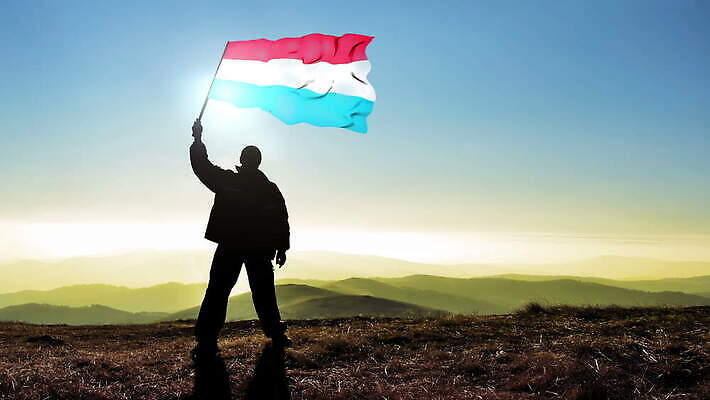 실루엣 파도 백그라운드 컨셉 산 한명 서기 사람 야외 파란색 힘 수확 깃발 잡기 고리 정상 심볼 언덕 긍정 애국심 발견 독립 룩셈부르크 승자 필승 자극 4K MOV 해외동영상 클립영상 1 바다 컬러 농업 모션 촬영기법 우승 동영상 서유럽 파일형식