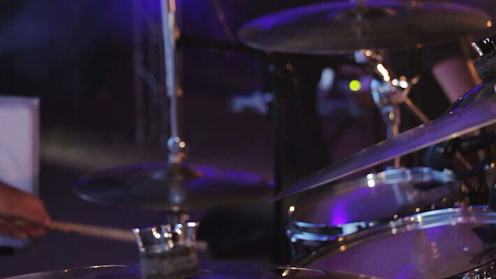 백인 직업 접시 손 남자 음악 놀이 타악기 사람 이벤트 세트 파티 축제 소리 콘서트 공연 연주자 음악가 장비 무대 기구 축하 악단 막대기 닫기 묘사 드럼 쇼 오디오 조립 드러머 드럼스틱 때리기 뮤지컬 실행 플레이어 생존 MOV 해외동영상 슬로모션 클립영상 서양인 식기 악기 컨셉 모션 문화예술 촬영기법 신체부위 전자제품 동영상 파일형식