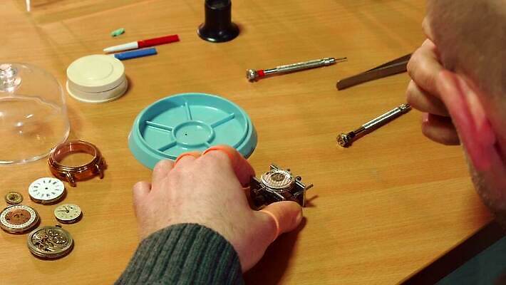 직업 손 응시 남자 안경 시계 조각 벤치 실내 한명 사람 스터디 유행 금속 골동품 공구 나사 시간 닫기 확대 주머니 손목시계 오브젝트 고정 핀셋 평가 장인 점검 공예가 구식 깨짐 분 조작 4K MOV 해외동영상 클립영상 1 시선 잡화 컨셉 의자 장신구 모션 재질 내부 신체부위 학습 도구 동영상 파일형식