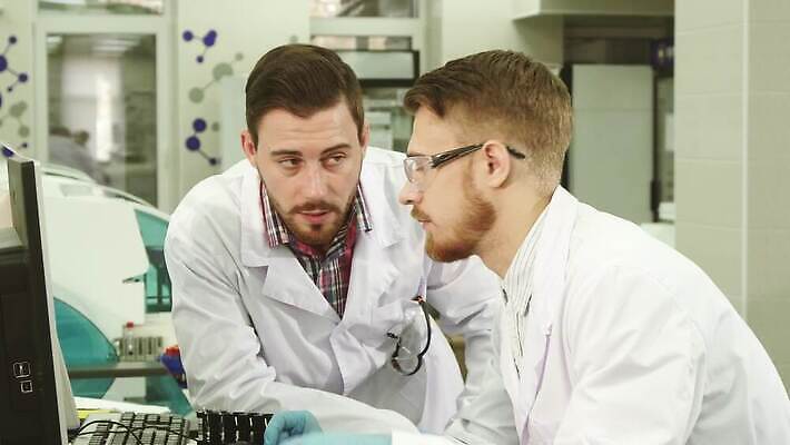 직업 남자 과학 장갑 2 노동자 실내 건강 현미경 실험 작업복 사람 두명 스터디 약 장비 의사 작업 혈액 분석 생물학 미생물 발견 라텍스 지능 화학물질 화학자 4K MOV 해외동영상 클립영상 잡화 옷 교육 컨셉 의학 생물 실험기구 내부 학습 의료진 화학 과학자 동영상 파일형식