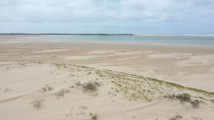 구름 모래 바다 여행 자연 하늘 날씨 안테나 풍경 사람없음 초록색 물 여름 파란색 강 갈색 환경 회색 콘센트 호주 전기에너지 동영상 드론 주입구 4K MP4 해외동영상 클립영상 자연요소 계절 컬러 통신 에너지 오세아니아 생태계 파일형식