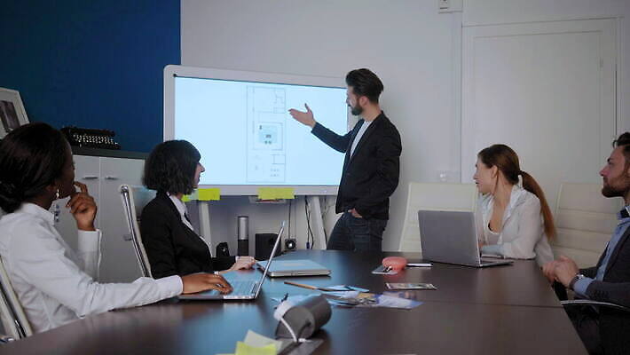 백인 여자 남자 가구 비즈니스 사업가 통신 청소년 탁자 설계 아이디어 작업복 대화 설명 여러명 20대 성인 30대 노트북 컴퓨터 사무실 이탈리아 가리킴 비즈니스맨 비즈니스우먼 발표 동료 회의실 다인종 보여주기 청사진 밀라노 남유럽 4K MOV 해외동영상 클립영상 서양인 직업 옷 유럽 생활용품 다수 컨셉 관계 모션 말하기 사람 인종 손짓 청년 장년 전자제품 직장인 동영상 파일형식