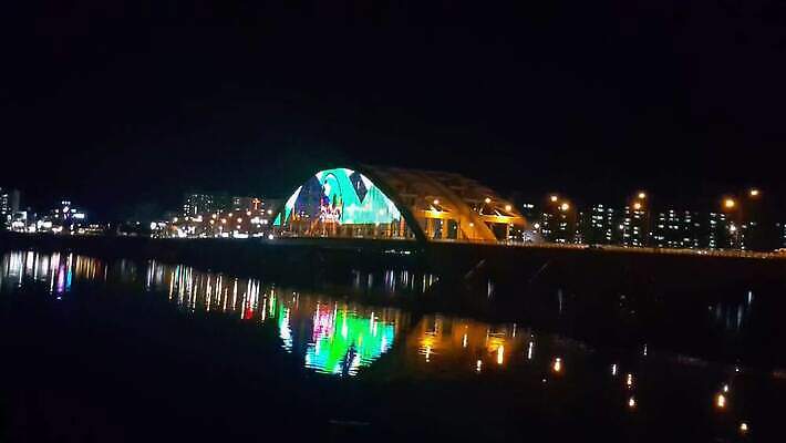 유럽 아시아 바다 여행 건축양식 전등 조명 한국 동양인 풍경 사람없음 건물 물 도시풍경 반사 여행객 탑 항구 고층빌딩 새벽 도시 만 보트 도심 야간 저녁 장면 스카이라인 석호 빛망울 랜드마크 4K MOV 해외동영상 클립영상 자연요소 건축물 건축 나라 배_교통 교통시설 사람 인종 빌딩 빛 동영상 파일형식