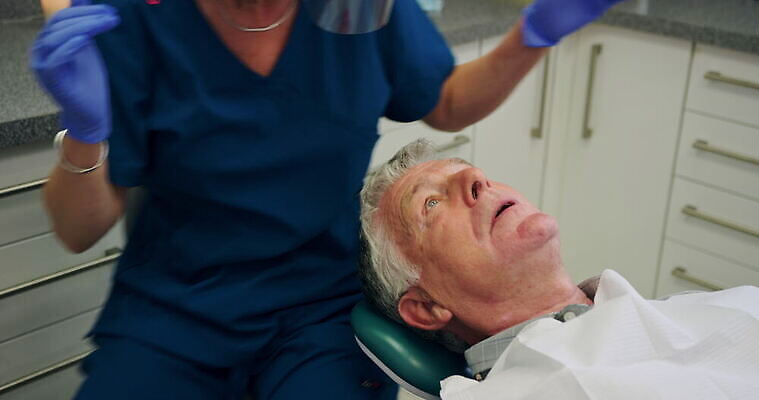 백인 여자 노년 남자 중년 장갑 영국 잉글랜드 실내 작업복 대화 사람 두명 건강관리 기댐 터치 환자 보호 준비 치과의사 치과용품 70대 조절 서식스 4K MOV 해외동영상 클립영상 서양인 잡화 옷 유럽 컨셉 의학 모션 건강 관리 말하기 성인 내부 의사 의료용품 동영상 파일형식