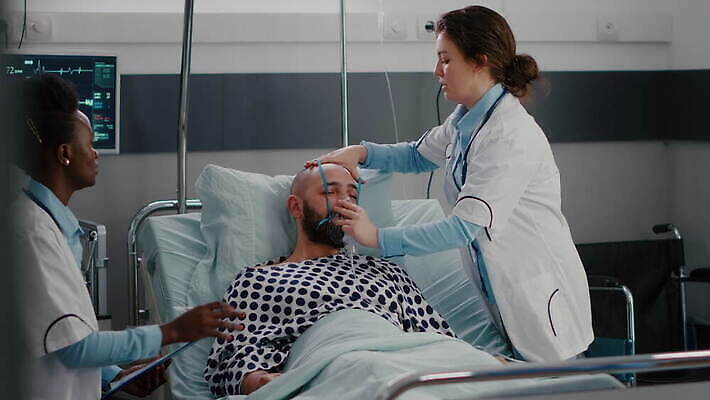 얼굴 건강 병원 가면 마스크 약 건강관리 모니터 검은색 방 고통 환자 간호사 의사 하트 침대 긴급 도움 호흡기관 맥박 호흡 질병 간호 확인 감시 병실 산소 거짓말 넣기 돌봄 바이탈 코로나바이러스 4K MOV 해외동영상 클립영상 모양 감정 컬러 가구 컨셉 의학 모션 관리 신체부위 컴퓨터 의료진 장기_의학 원소 바이러스 동영상 파일형식