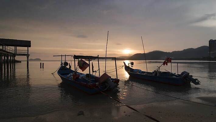 남자 실루엣 바다 오렌지 자연 하늘 아침 낚시 휴가 어류 풍경 사람없음 야외 물 여름 햇빛 태양 노란색 평화 침묵 황혼 일몰 새벽 잡기 야간 저녁 낚시꾼 주말 수평선 4K 타임랩스 페낭 MP4 해외동영상 클립영상 주간 자연요소 계절 컬러 컨셉 과일 모션 레저 촬영기법 사람 노을 수중동물 소리 생태계 동영상 말레이시아 파일형식