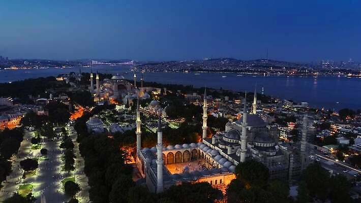 유럽 종교 여행 중동 건축양식 이스탄불 안테나 파노라마 풍경 사람없음 성당 교회 정원 사찰 역사 재산 야간 이슬람교 박물관 모스크 돔 칠면조 빛망울 구시가지 드론 라마단 랜드마크 바실리카 아랍어 안뜰 4K MP4 튀르키예 해외동영상 클립영상 자연요소 건축물 건축 나라 아시아 통신 종교건축 조류 촬영기법 건물 금융 빛 동영상 파일형식