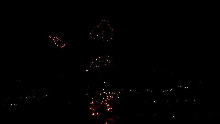 행복 컬러 백그라운드 하늘 불 추상 휴가 불꽃 새로움 기념 폭죽 사람없음 빨간색 빛 컬러풀 노란색 파티 검은색 축제 어둠 흰색 축하 도시 업무 야간 저녁 폭발 연도 7월 4K MOV 해외동영상 클립영상 자연요소 감정 컨셉 무늬 이벤트 작업 날짜 동영상 파일형식