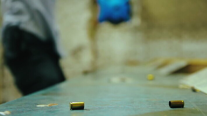 남자 무기 탁자 실내 안전 사람 성인 사람없음 목재 쌓기 권총 총 껍질 잡기 그룹 닫기 경찰 위험 발사 오브젝트 군용 보안 조준 충격 육군 사수 총알 리볼버 많음 카피스페이스 비어있는 MOV 해외동영상 클립영상 나무 직업 가구 컨셉 재료 모션 군대 내부 공백 동영상 파일형식