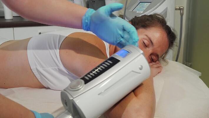 웰빙 무기 신체 휴식 건강 병원 한명 치료 뷰티 상점 고통 장비 마사지 조직 미용사 하락 소중 피부 롤러 팔 반대 테라피 순서 혁명 바디케어 염증 조이기 하드웨어 회복 셀룰라이트 획기적 4K MOV 해외동영상 클립영상 직업 1 감정 컨셉 의학 모션 사람 신체부위 컴퓨터 질병 동영상 파일형식