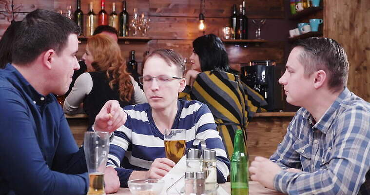 모자 라이프스타일 남자 행복 안경 음료 음식 컨셉 통신 모션 유리 휴가 맥주 생맥주 실내 대화 미소 앉기 성인 사람없음 친구 파티 식당 우정 축하 알코올 바 그룹 먹기 건배 토스트 히스패닉 4K MOV 해외동영상 클립영상 잡화 감정 빵 관계 재질 주류 표정 말하기 사람 이벤트 내부 생활 상점 동영상 파일형식