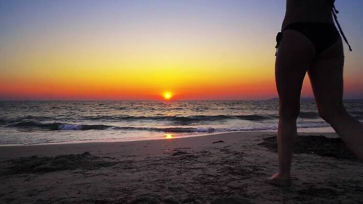 모델 학생 라이프스타일 여자 행복 실루엣 바다 하늘 휴가 기념 관리 사람 성인 사람없음 물 여름 햇빛 태양 섹시 파티 유행 일몰 우정 산책 기쁨 자유 축하 오픈 그룹 저녁 시작 주말 혼자 4K MP4 해외동영상 클립영상 자연요소 계절 감정 컨셉 휴식 촬영기법 이벤트 생활 친구 노을 야간 동영상 파일형식