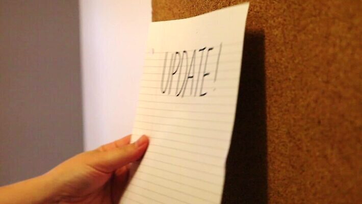 손 종이 벽 백그라운드 비즈니스 텍스트 모션 사람없음 사무실 쪽지 공백 정보 흰색 신용카드 발표 메시지 뉴스 압정 편지 사인 질감 코르크 공지사항 격파 업데이트 오늘 조언 카피스페이스 놓기 MP4 해외동영상 클립영상 컬러 신체부위 금융 사무용품 동영상 파일형식