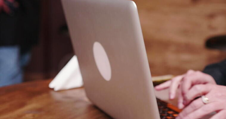 여자 남자 행복 커피 40대 이동 비즈니스 모바일 사람 성인 사람없음 금융 스마트폰 상점 디지털 식당 카페 신용카드 지갑 구매 웨이터 무선전화기 고객 서비스 전자 결제 서빙 바리스타 질서 체크아웃 터미널 4K MOV 해외동영상 클립영상 직업 감정 음료 중년 컨셉 경제 핸드폰 스마트기기 쇼핑 예절 전화기 동영상 파일형식